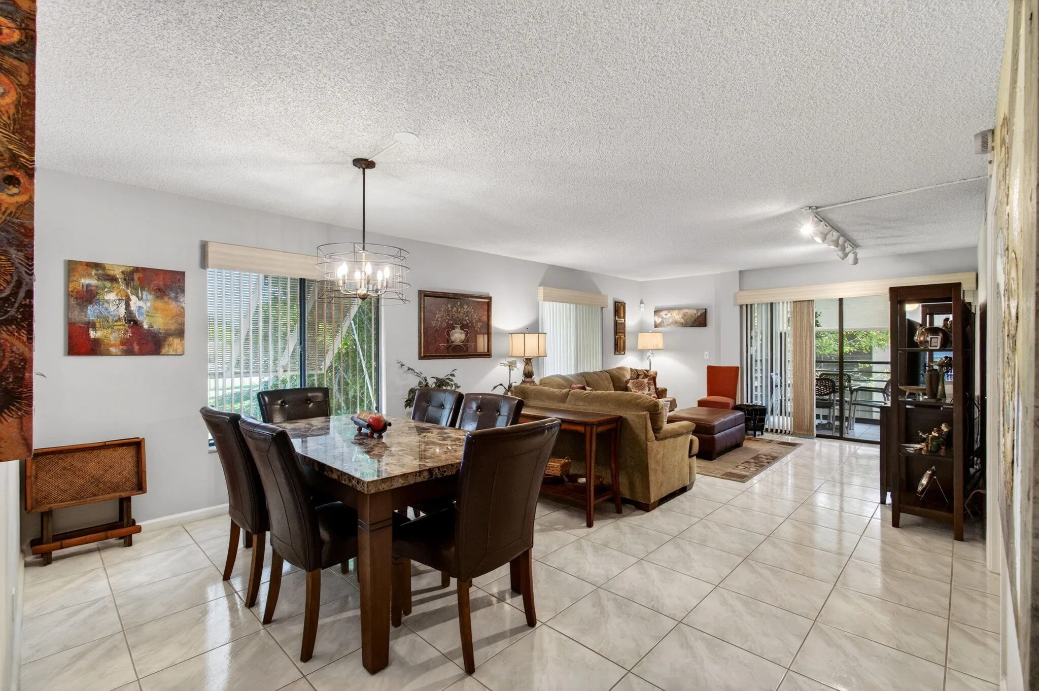 Living room/dining room