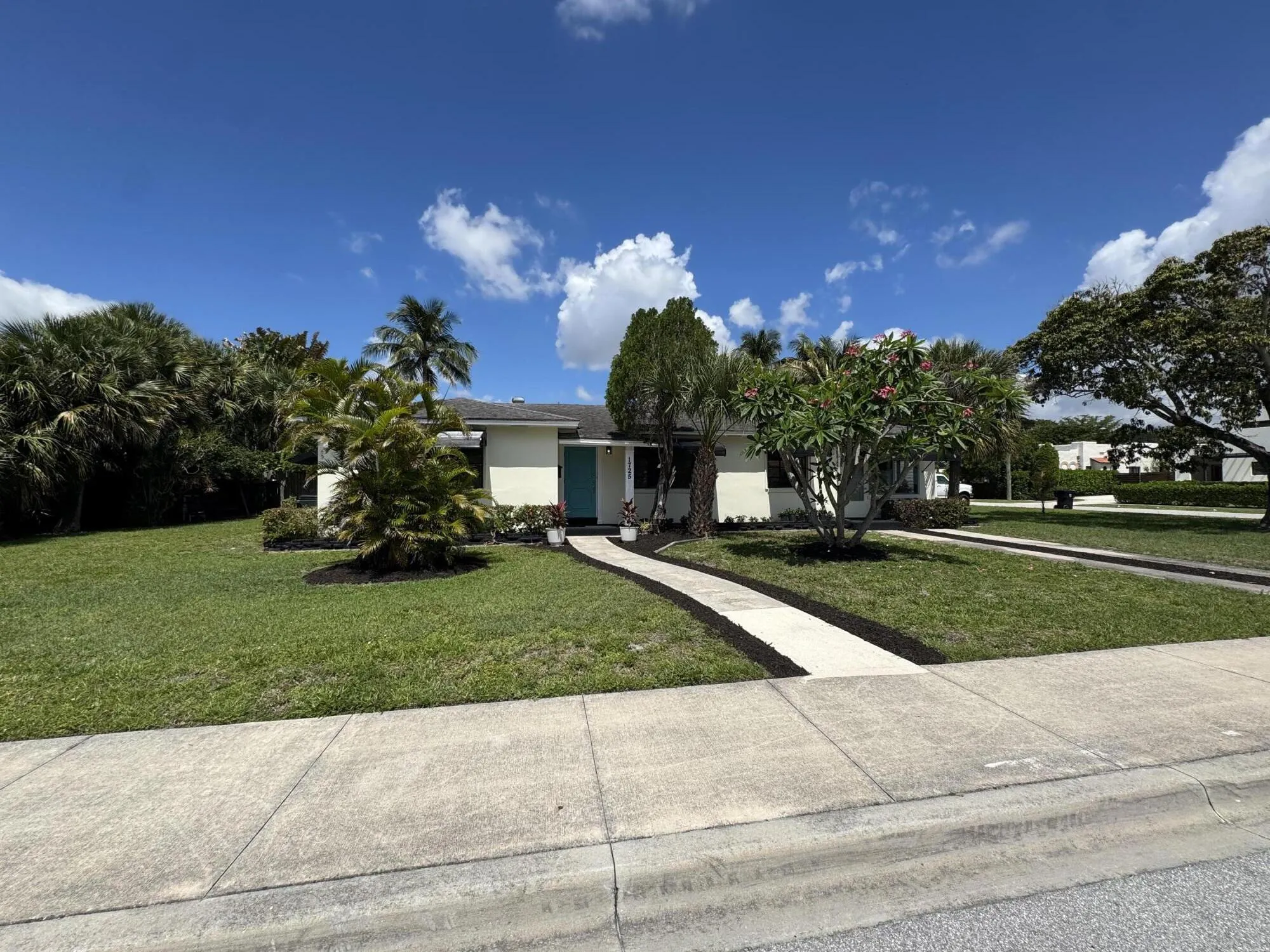 1725 N Lakeside