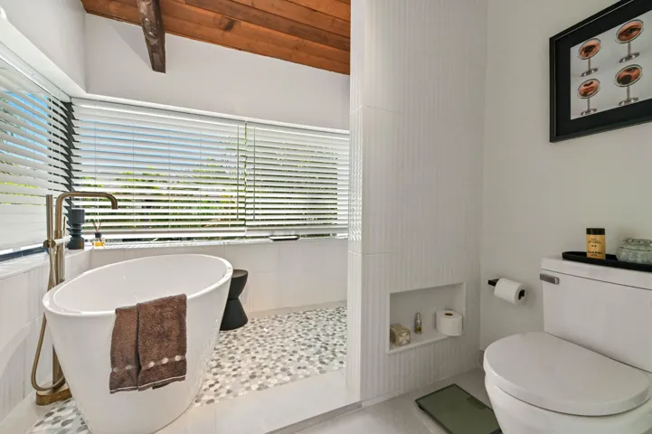 22 Bathroom 03