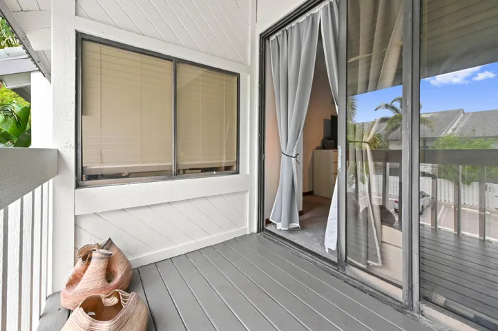 32 Balcony 01