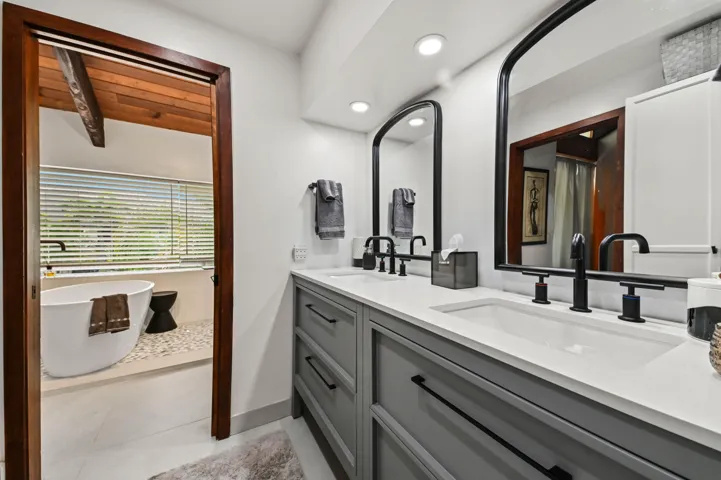 21 Bathroom 02
