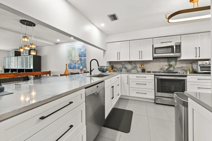 14 Kitchen 01