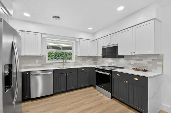22-web-or-mls-1221 Singer Dr (22)