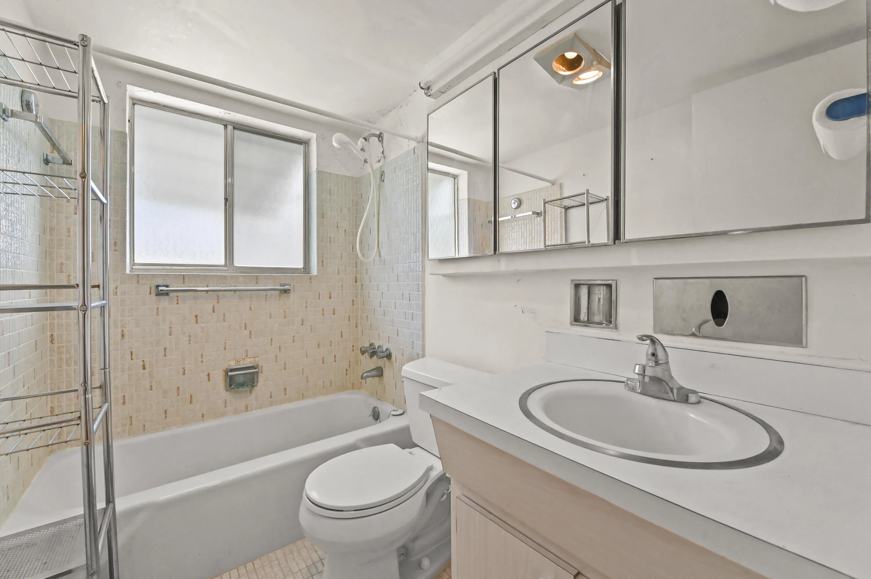 15 Bathroom 01