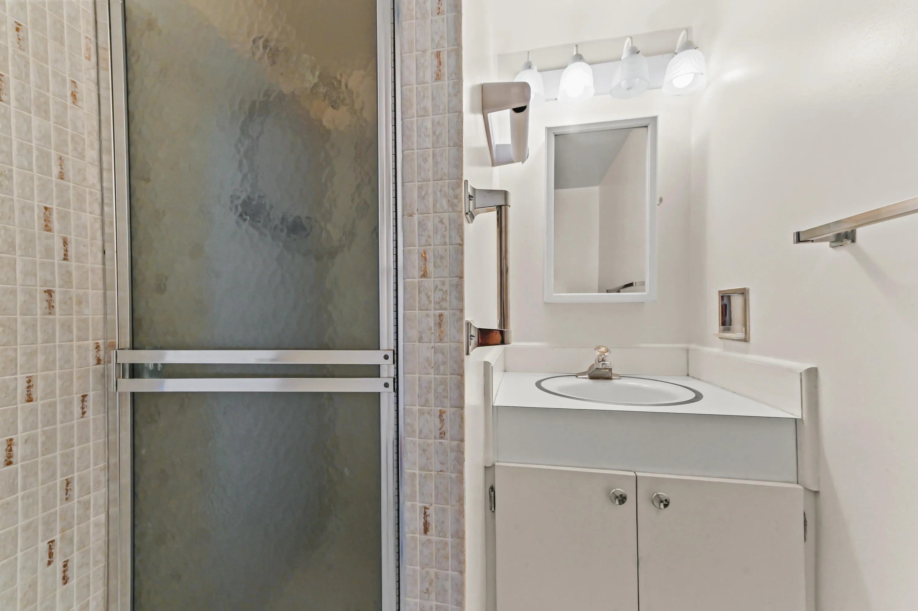 18 Bathroom 01