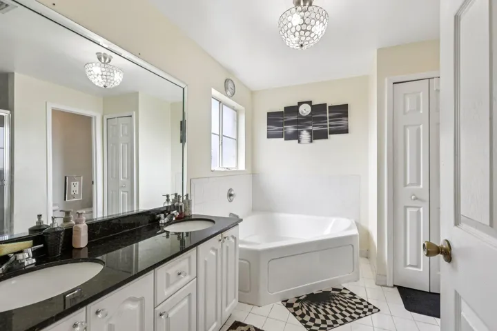 35-web-or-mls-E Royal Cove Cir-S0504-035
