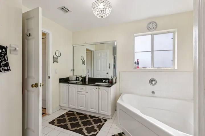 37-web-or-mls-E Royal Cove Cir-S0504-037
