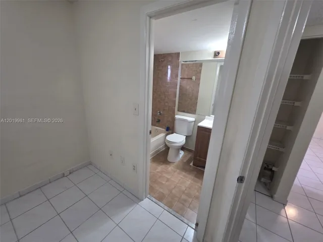 Second bedroom with onsuite, that also opens to hallway