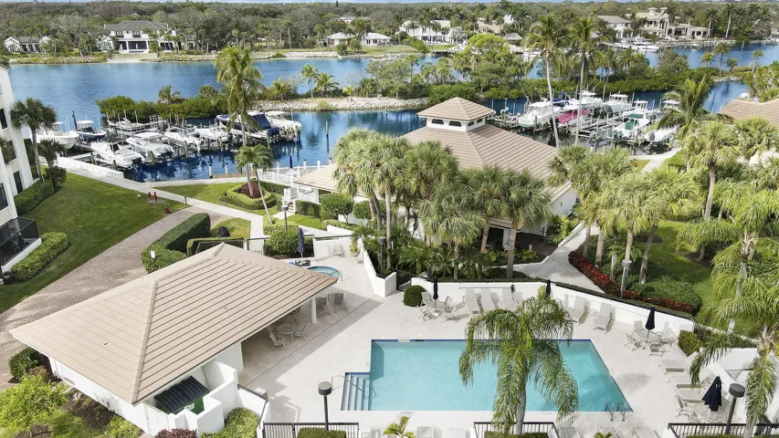 Pool & Clubhouse