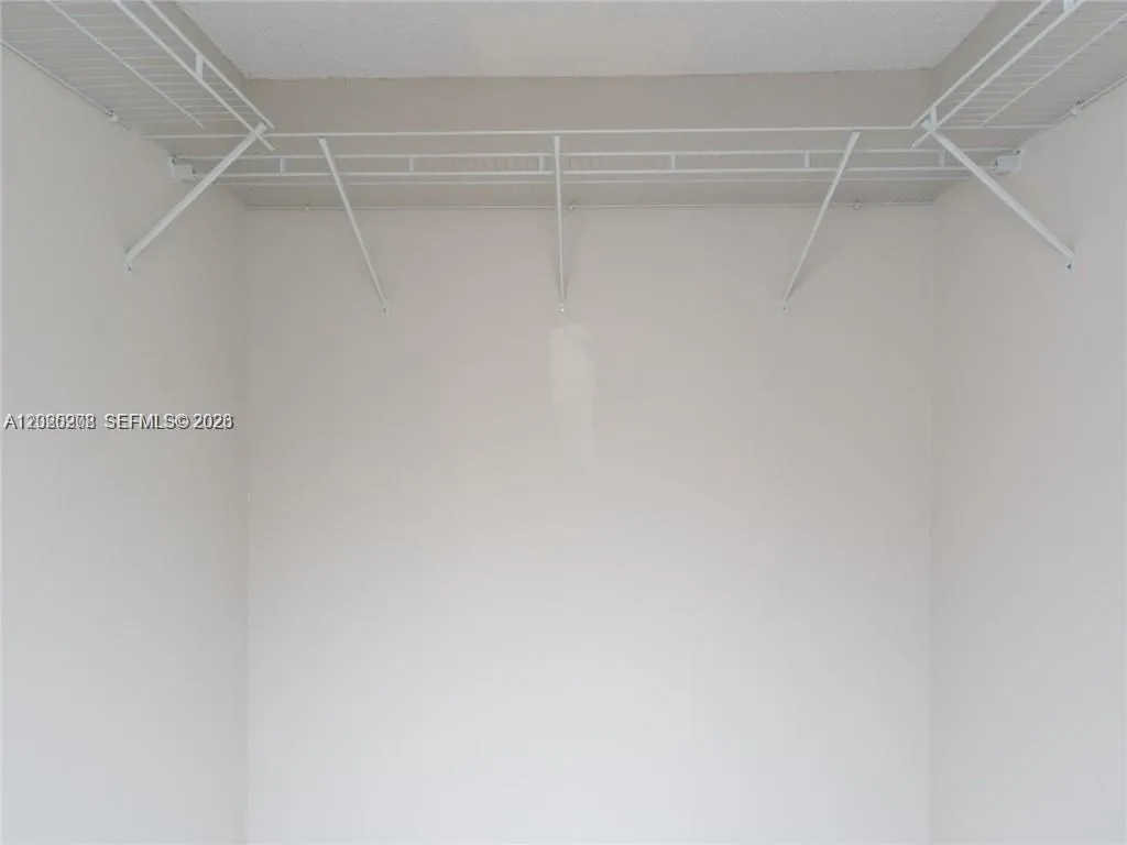 MASTER WALKING CLOSET