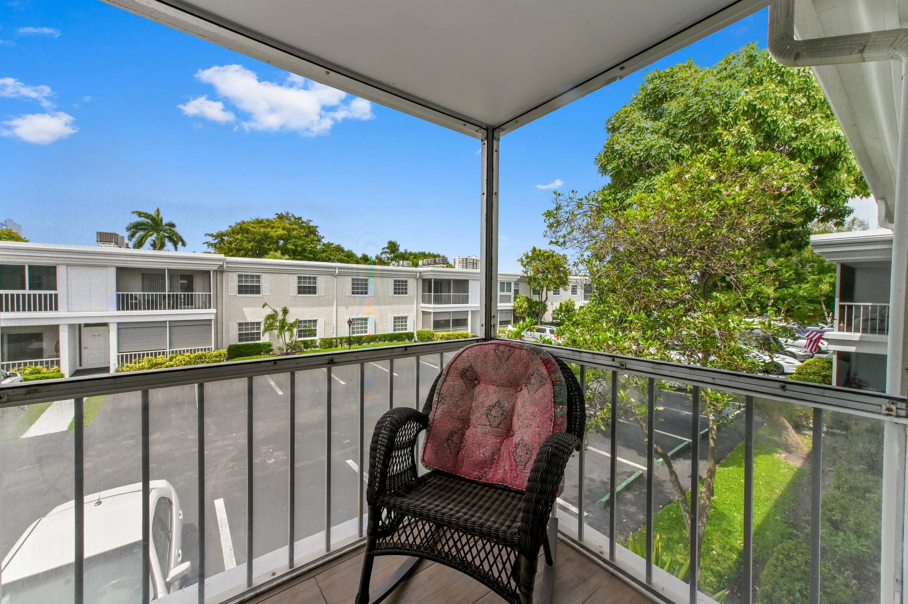 26 Balcony 03