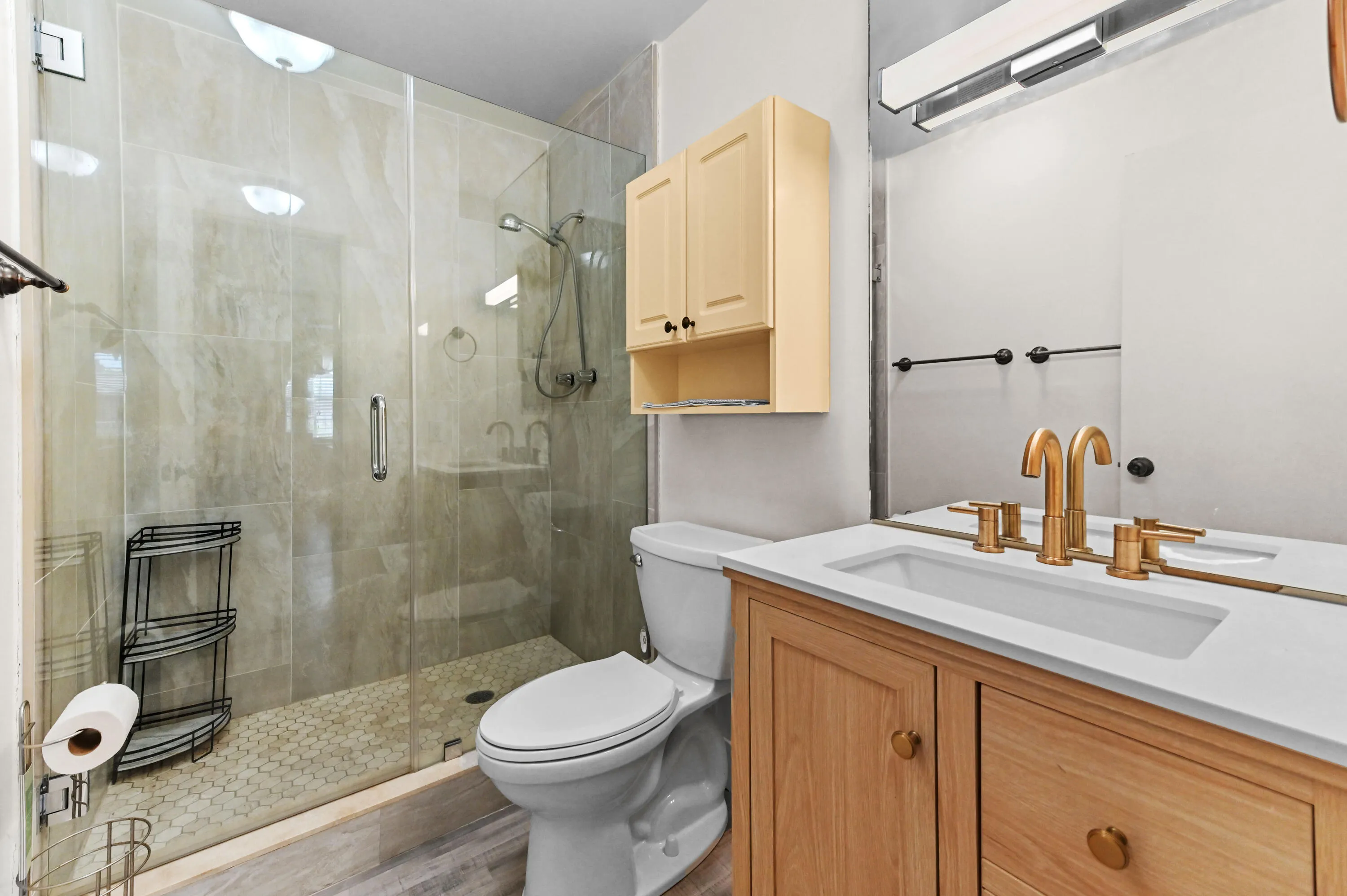 16 Bathroom 01