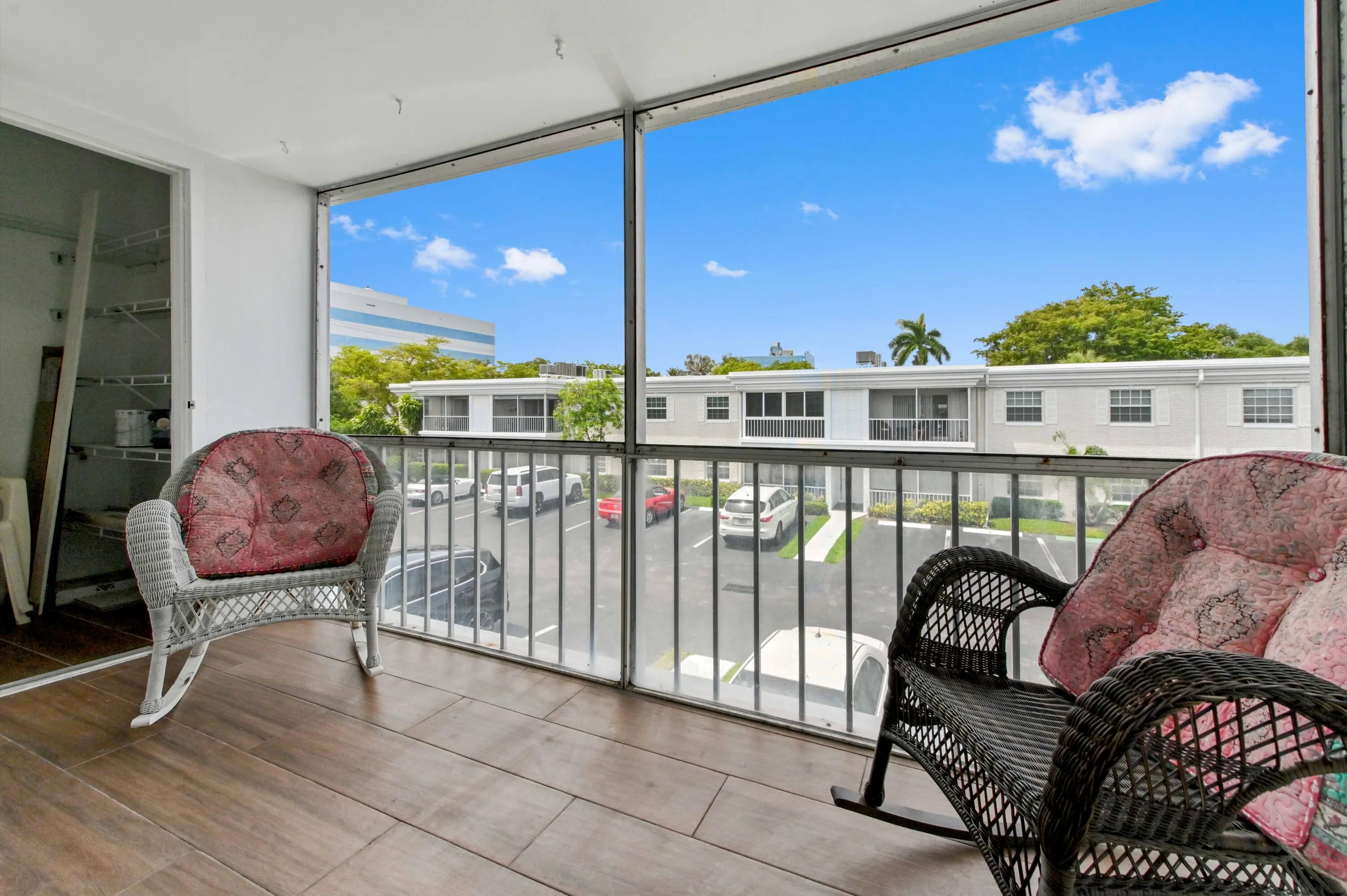 23 Balcony 01