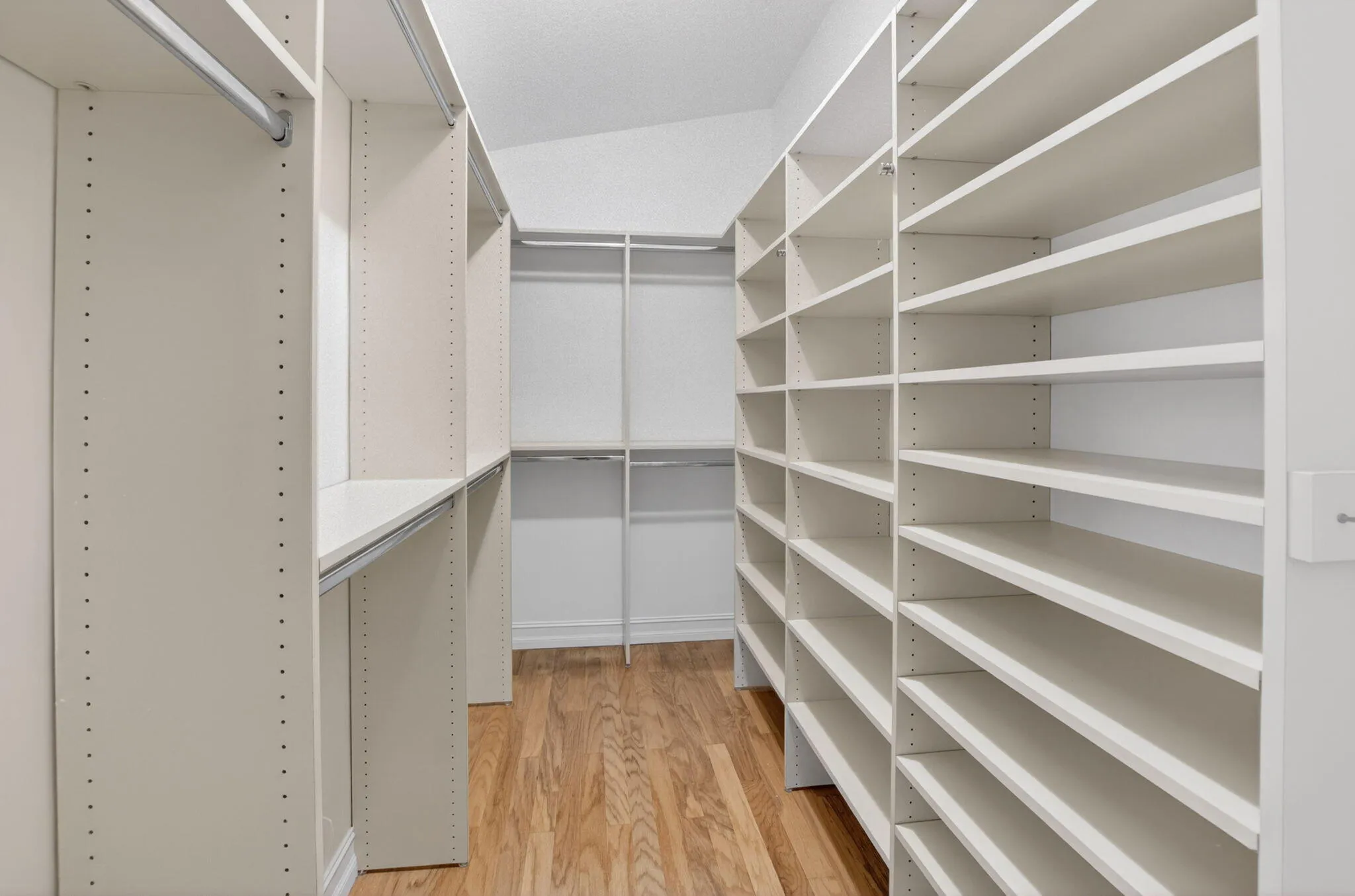 CUSTOM CLOSET