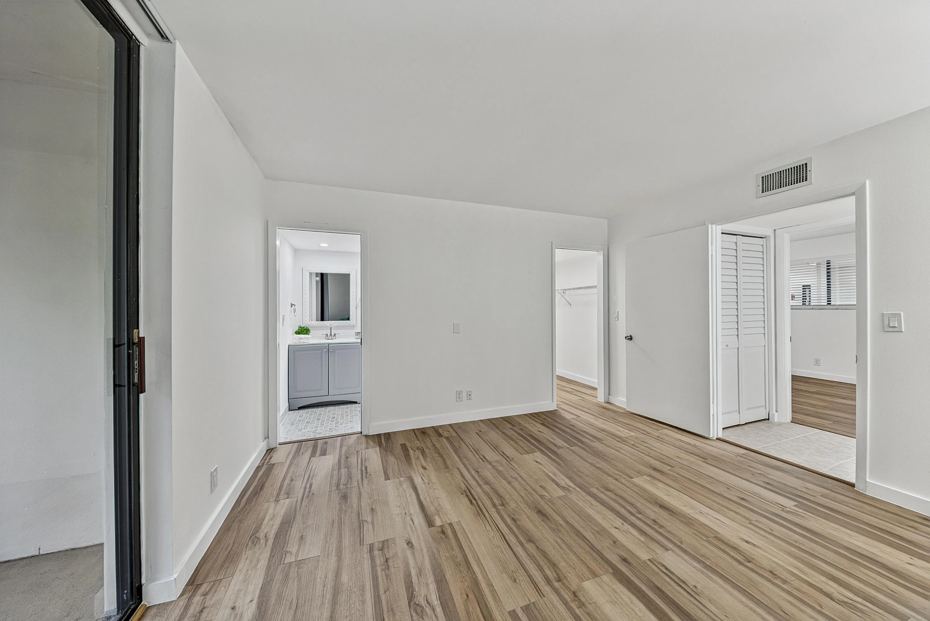 Great size primary bedroom