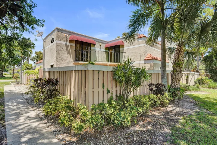 HOA Courtyard Townhome. HOA cares for roof, Fence and exterior insurance
