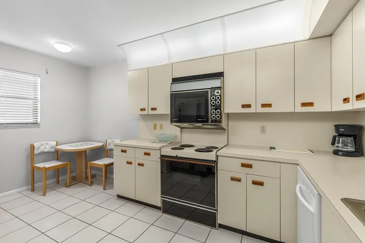 300-N-Hwy-A1A-Apt-203C-HigMedia-013-1280