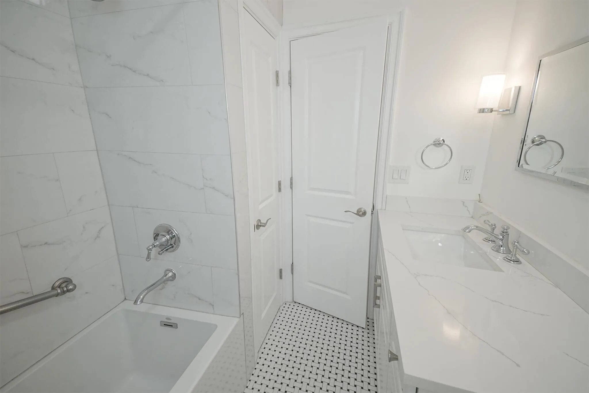 Bathroom 2 with Tub-Shower