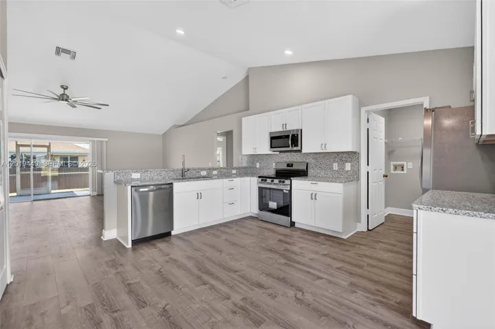 Modern Updated Kitchen w/New Frigidaire SS​​‌​​​​‌​​‌‌​‌‌​​​‌‌​‌​‌​‌​​​‌​​ Apliances