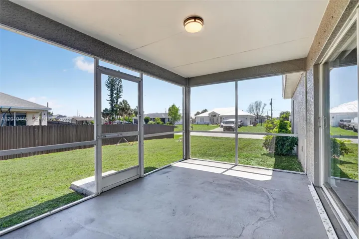 Enclosed Patio w/Light
