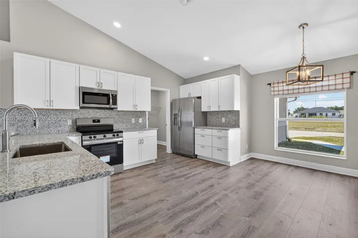 Large Eat-In Kitchen