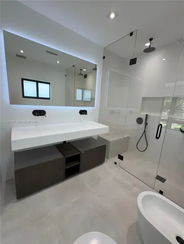 Junior Master En-Suite Bathroom