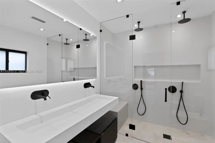Junior Master En-Suite Bathroom
