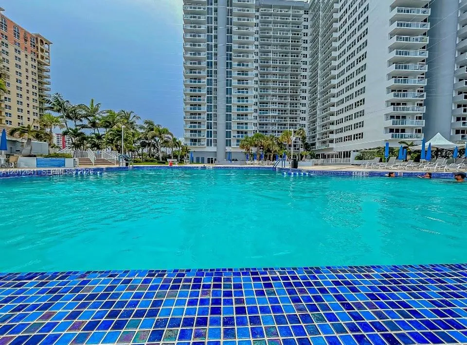 RESORT STYLE OCEANFRONT POOL