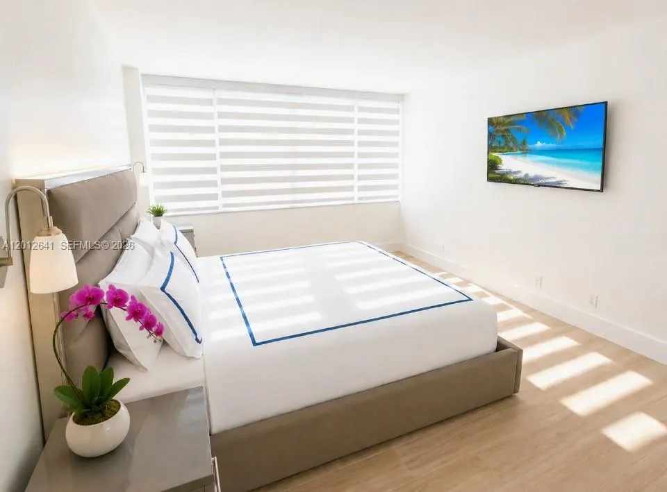 BRIGHT AND SUNNY SPACIOUS PRINCIPAL BEDROOM SUITE