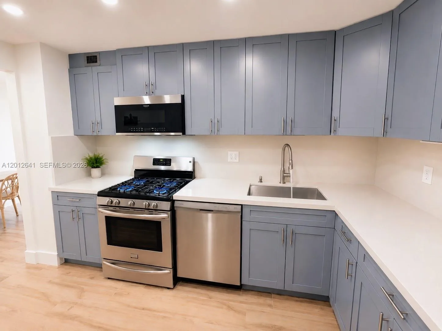 FULLY EQUIPPED KITCHEN WITH NATURAL GAS OVEN