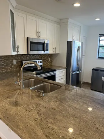 Kitchen with plenty of scace and cabinets