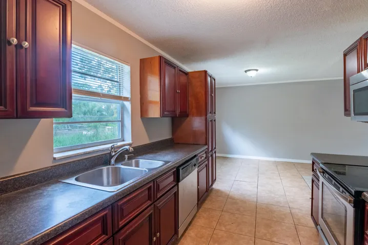 © Clark-1218 Giller Ave-005