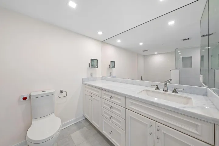 PRINCIPAL BATHROOM DOUBLE SINK