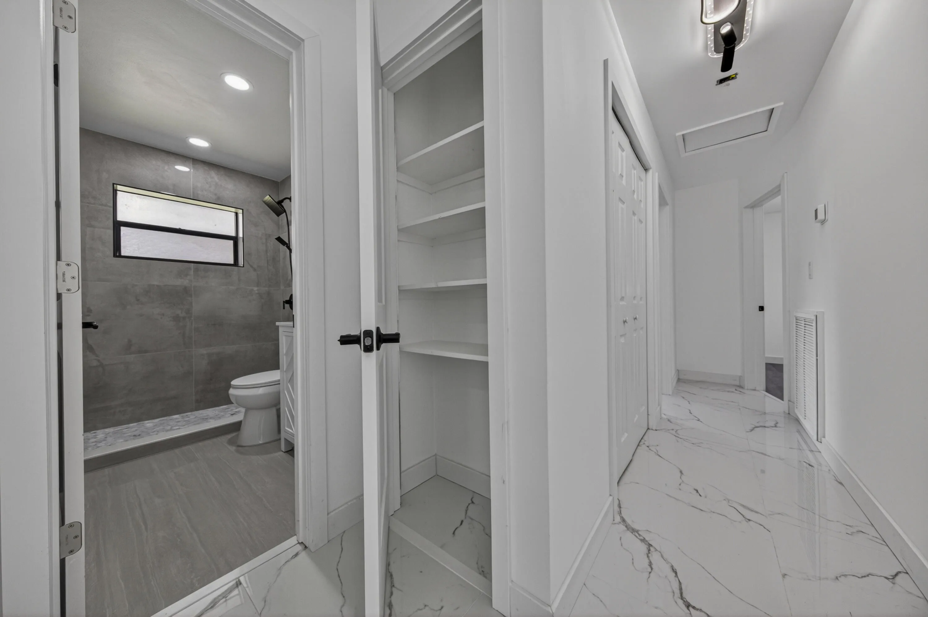 guest bath off hall