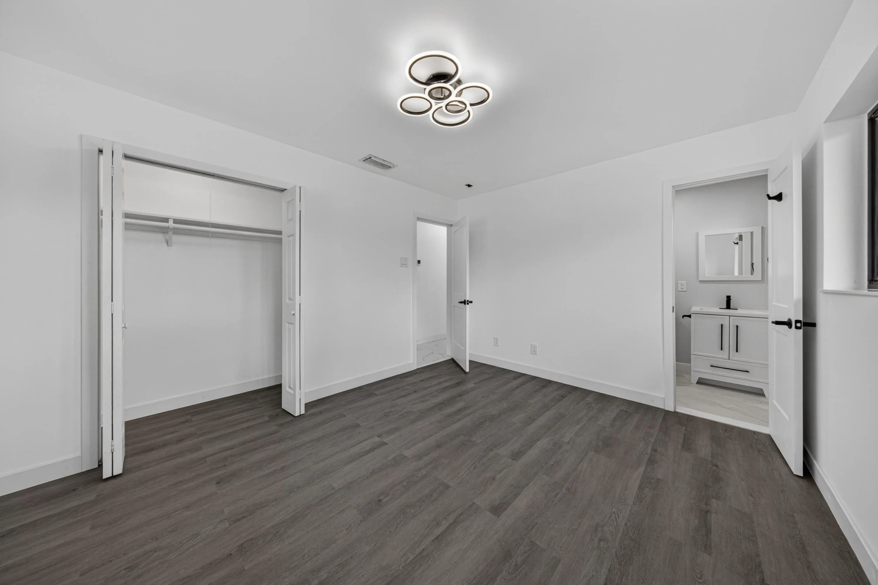 secondary bedroom with insuite bath