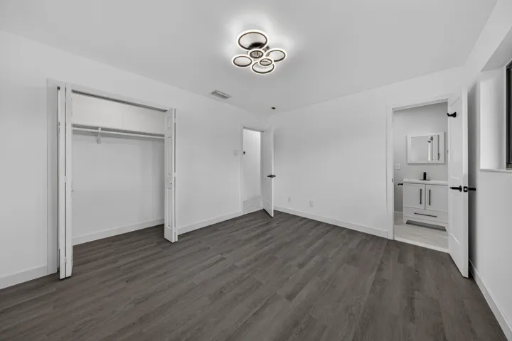 secondary bedroom with insuite bath