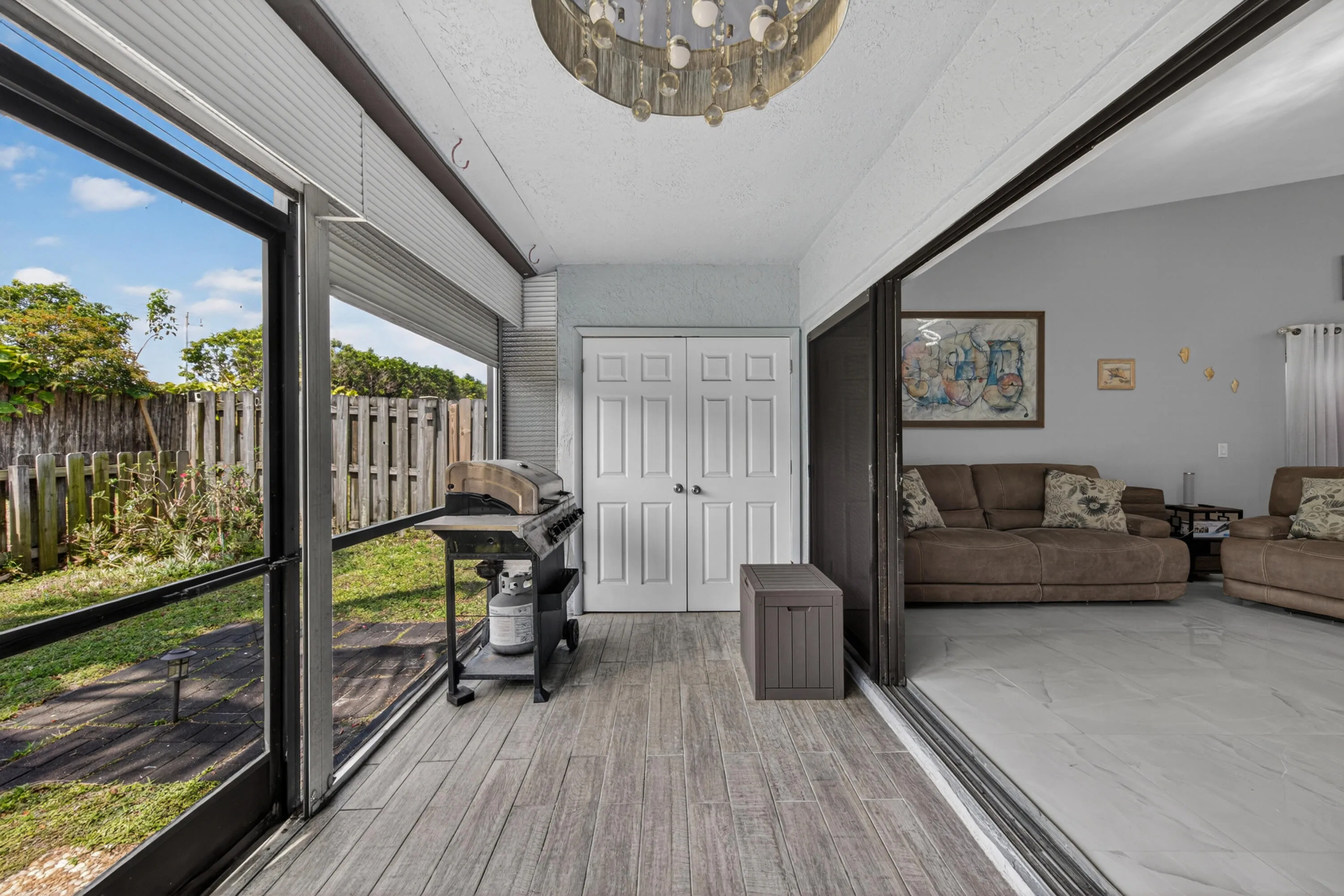 screened patio with tile floors and accordion sliding doors