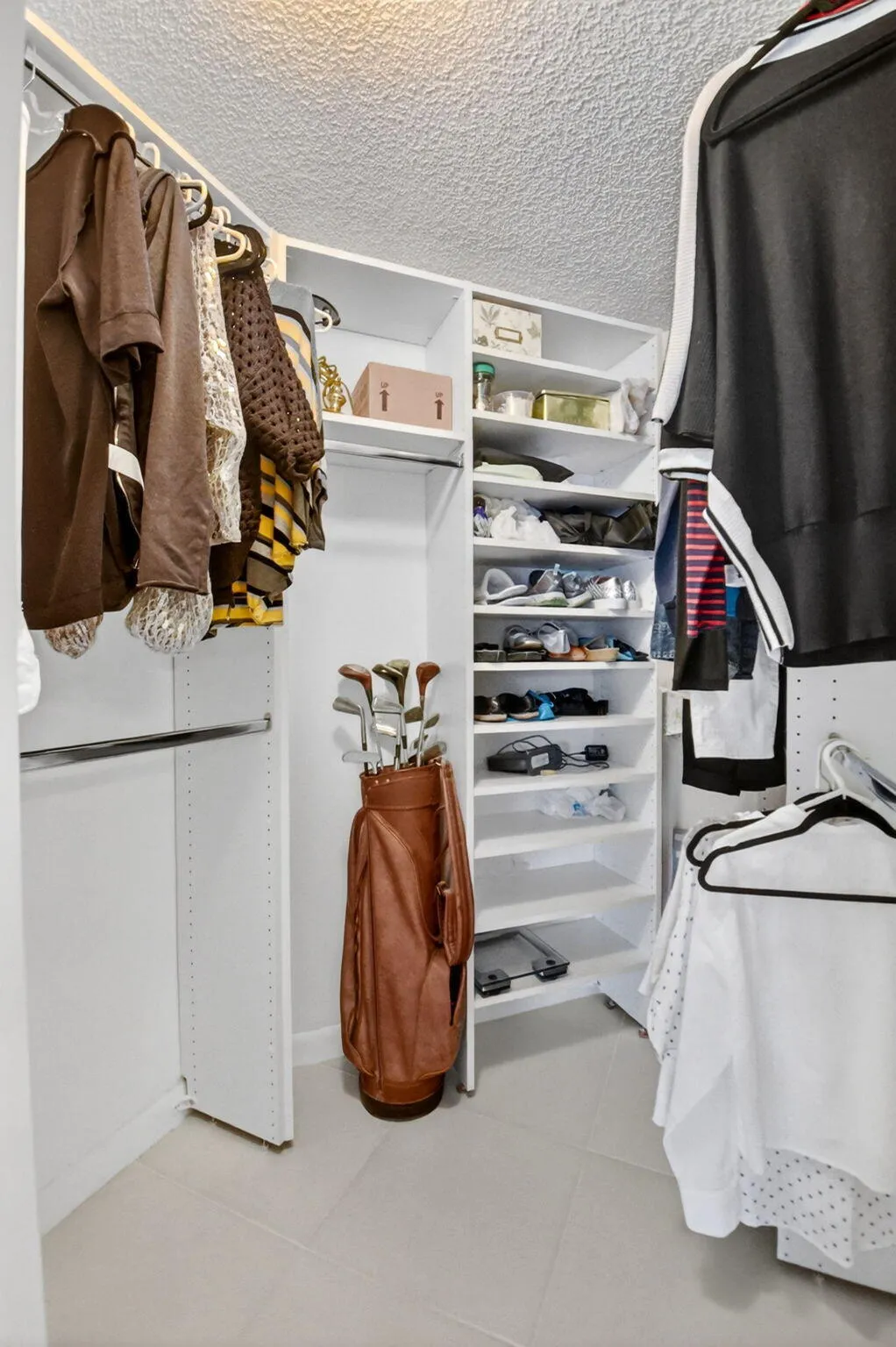 WALK IN CLOSET
