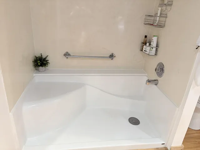 b116-202-full-bath-Main