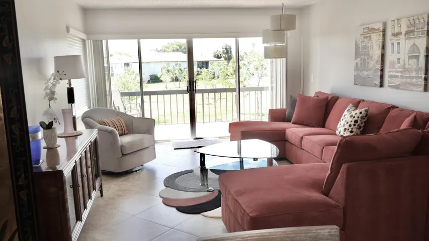 L/R has view of balcony