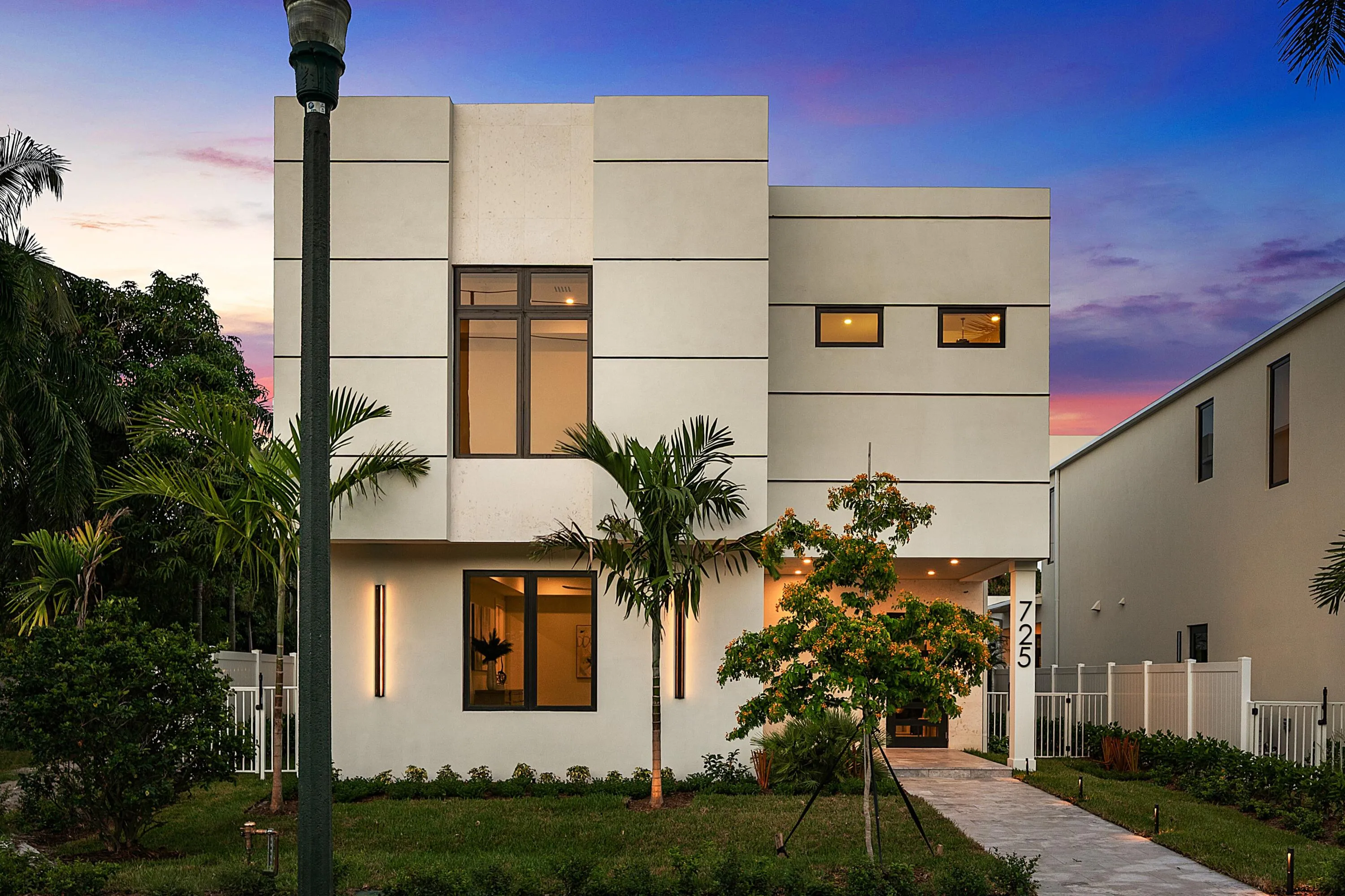 725 SE 4th Twilight Front Cropped Full