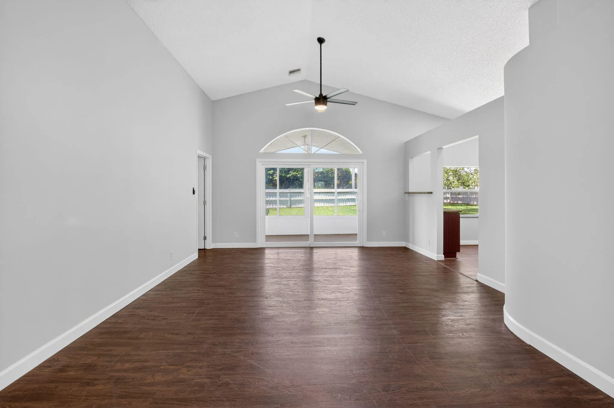 Living room/dining room area