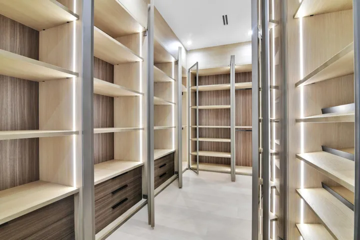 Hers Closet