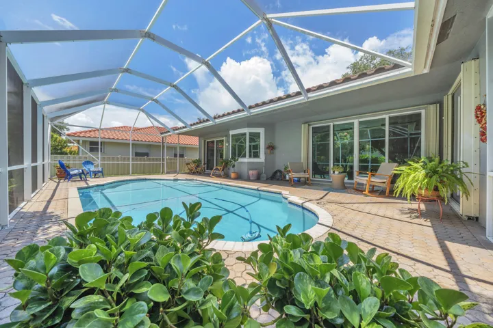5 Pool+Backyard (6)