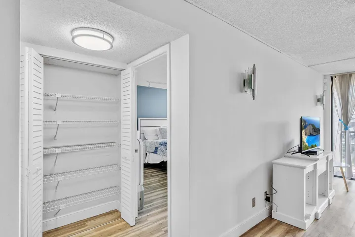 10 Primary Bedroom (1)
