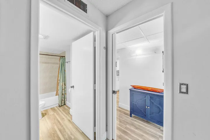 17 Guest Bathroom (1)