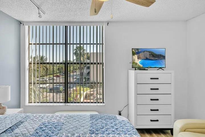 12 Primary Bedroom (2)
