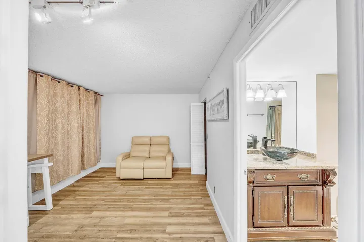 16 Guest Bedroom (1)