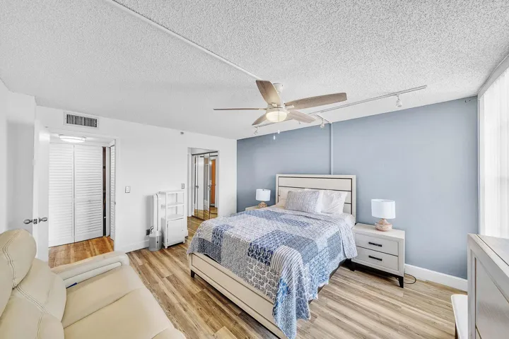 10 Primary Bedroom (4)