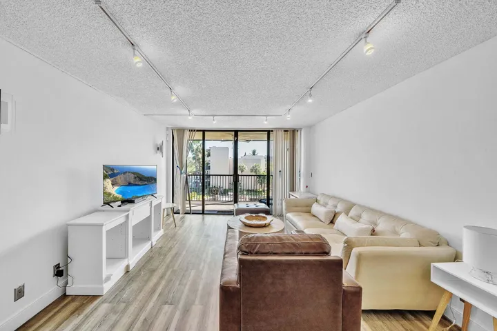 7 Living Area (2)